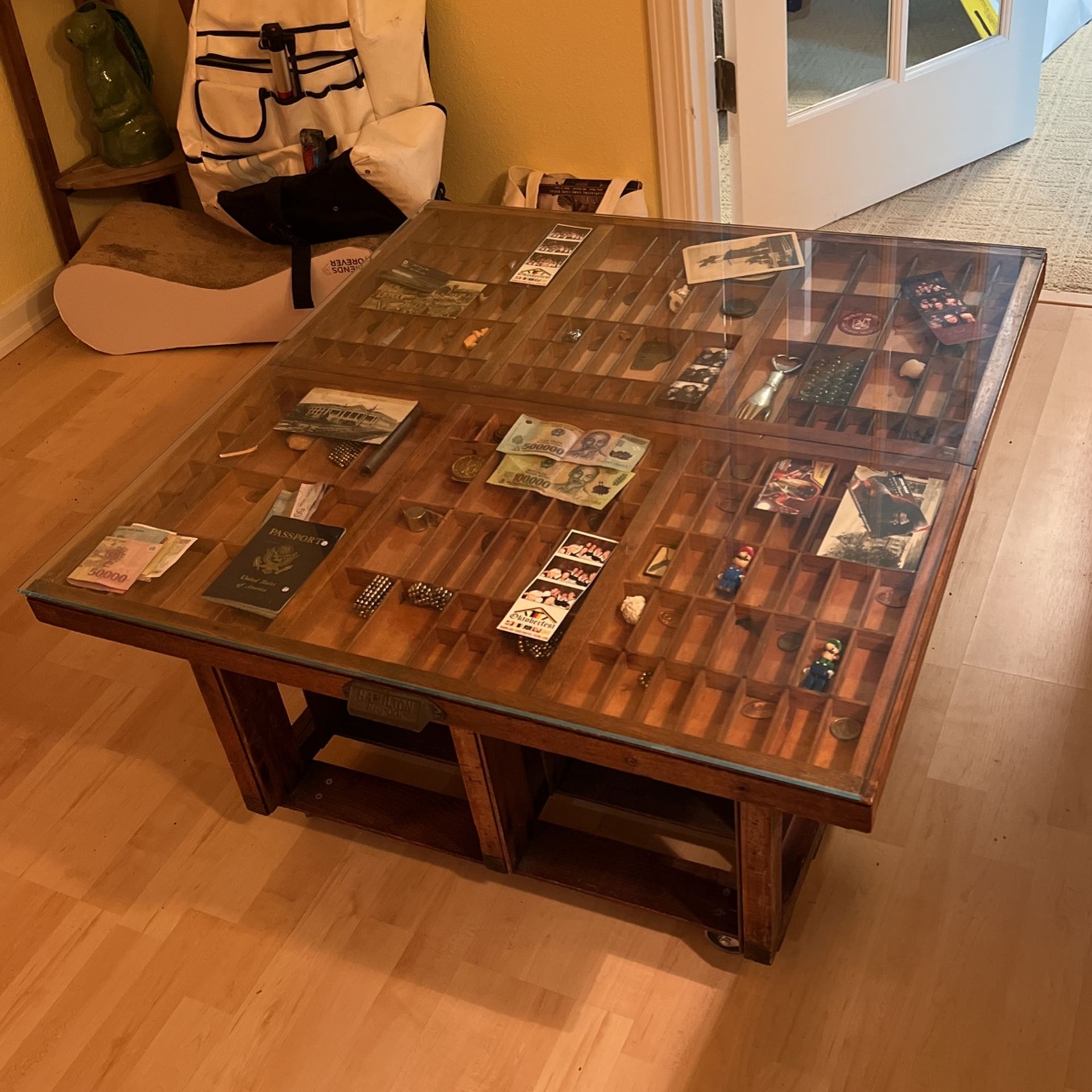 Cool Rolling Display Coffee Table