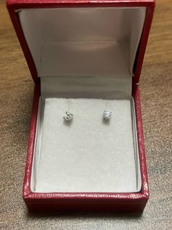 Natural diamond stud earrings