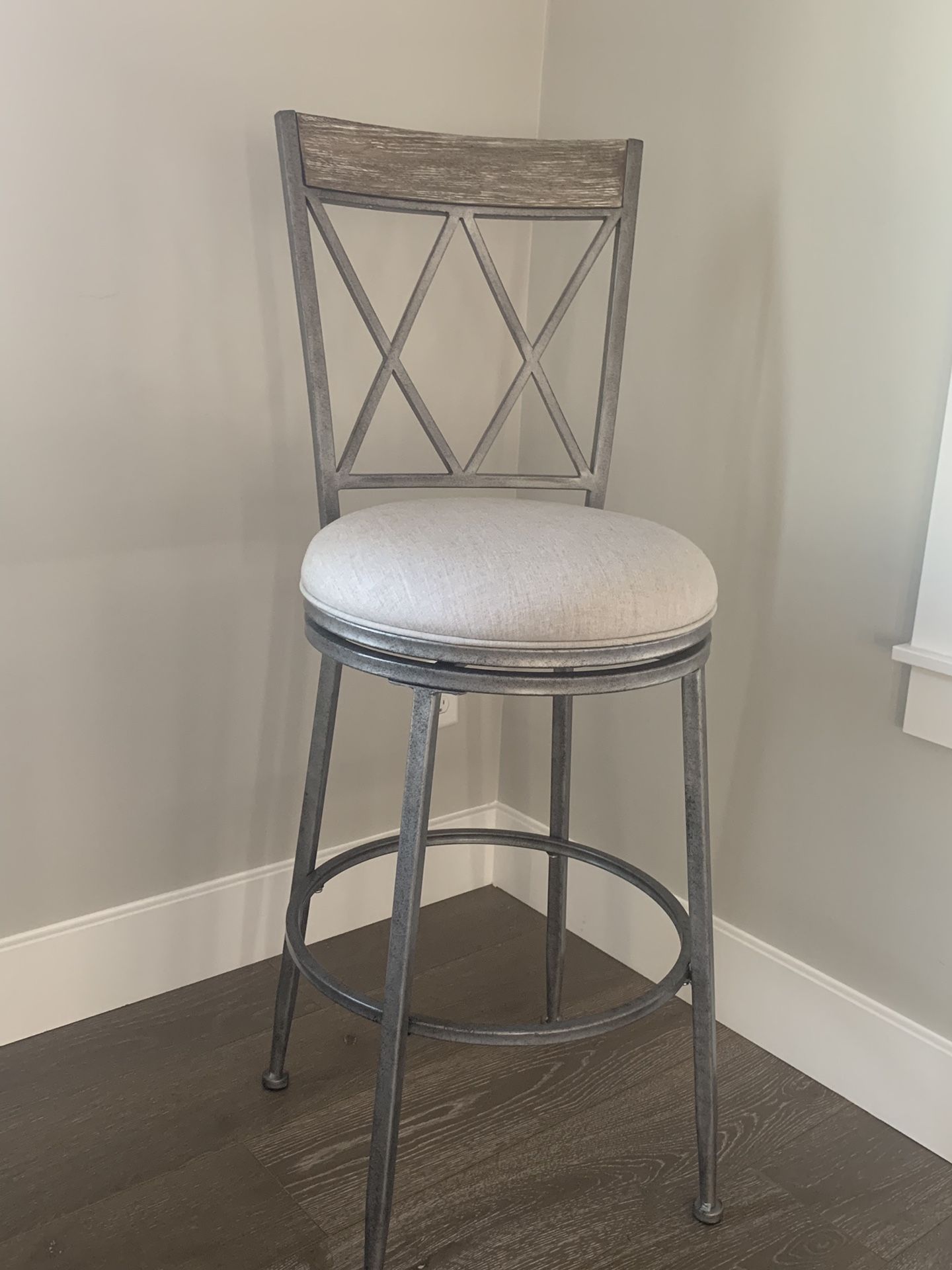 Indoor/outdoor swivel bar stool