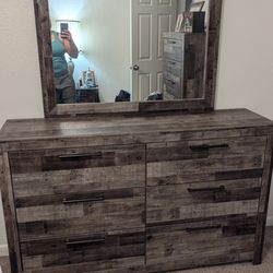 Derekson Queen Bedroom Set