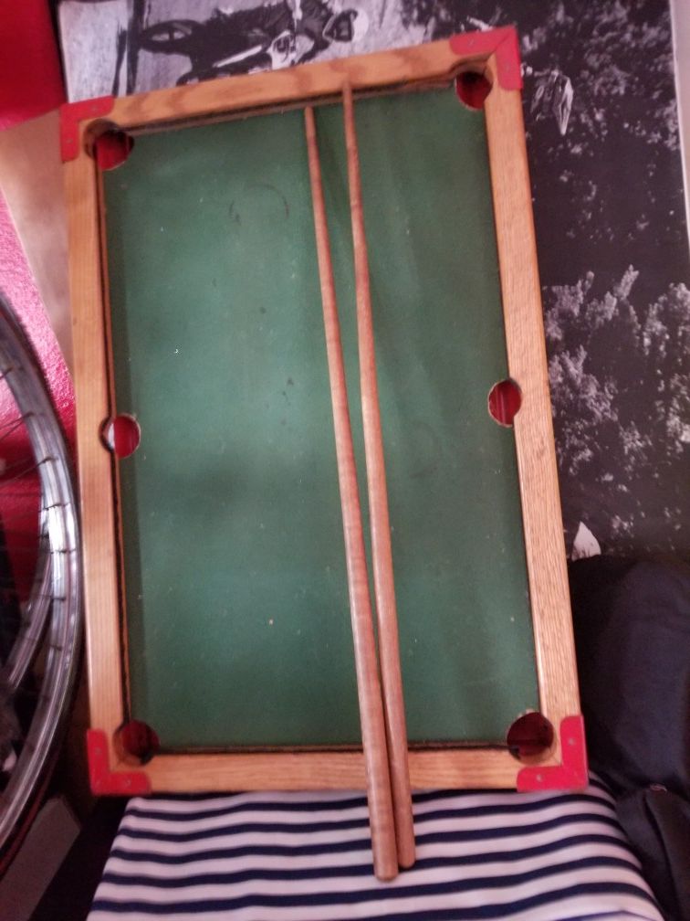 Mini pool table