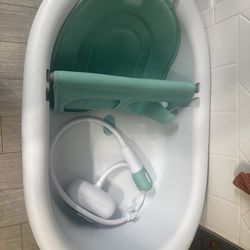 Frida baby bathtub and sprayer