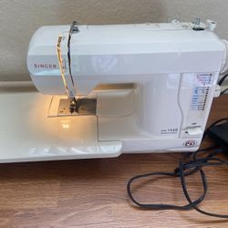 Singer 132Q Featherweight Electric Sewing Machine Untested Parts w/ Accessories