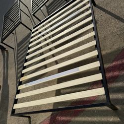 Queen Size Platform Bed Frame / Base para cama Queen