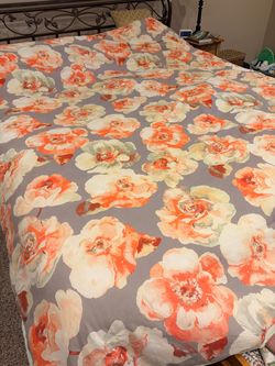 Queen quilt, shams and bedsheets