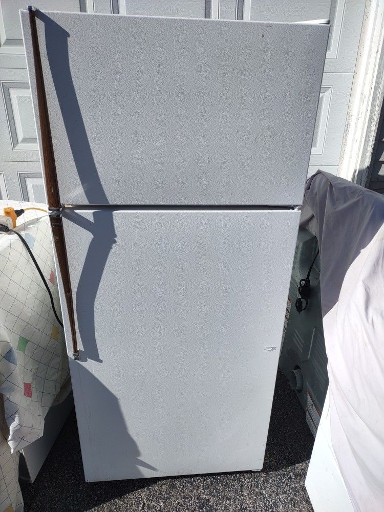 Garage Refrigerator Not Pretty But Works Great Needs To Be Wiped Out 14 Cubic Foot