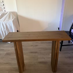 Mesa de entrada de la sala