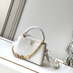 The new size handbag shows the soft beauty. The flower chain can achieve the shoulder and back experience.