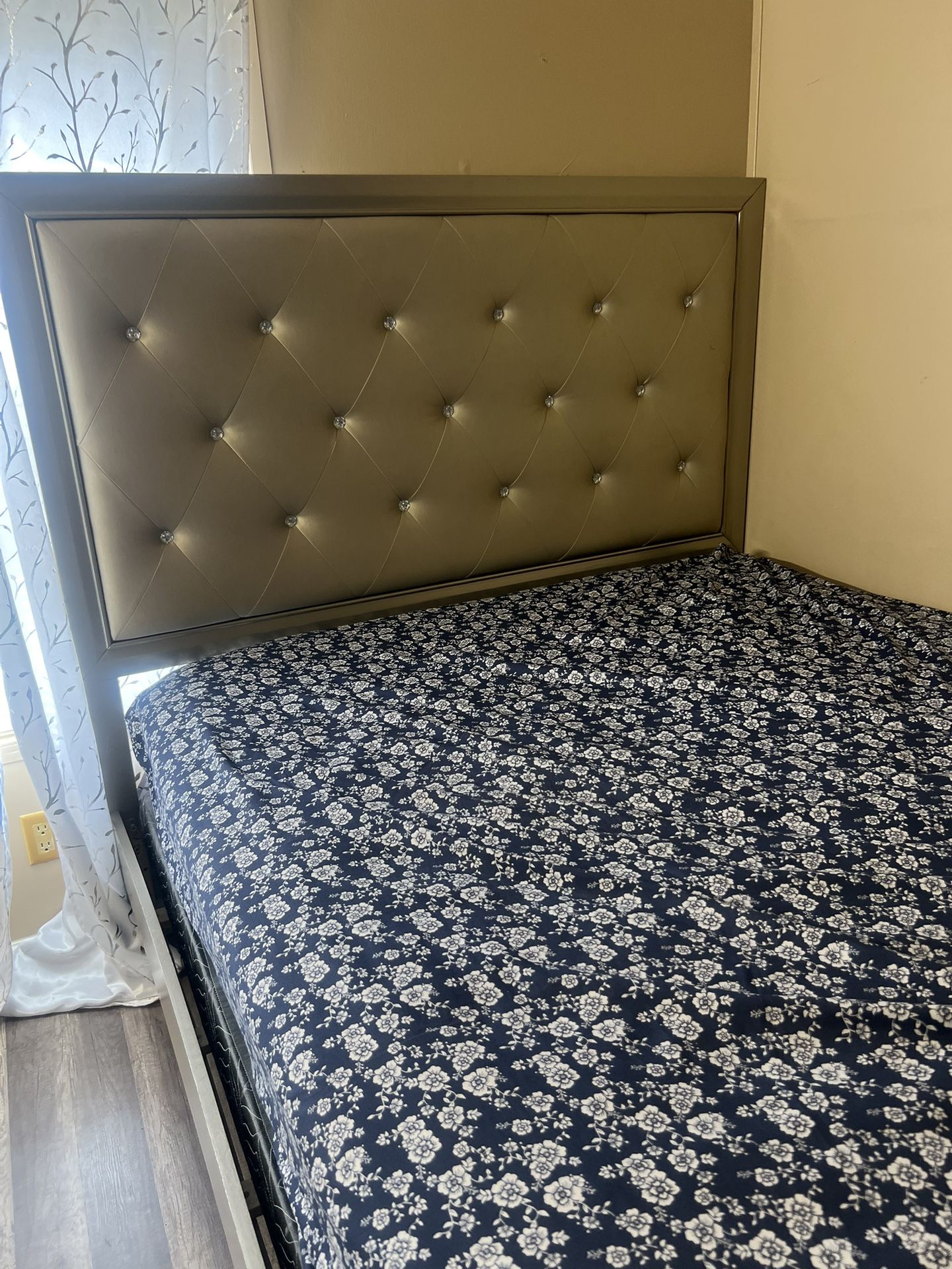 Queen Bed Gold,