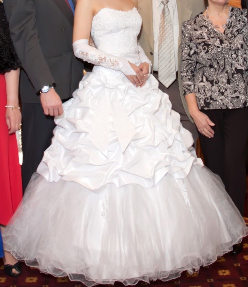 Happy Elegant Wedding Dress - size 4 or Small