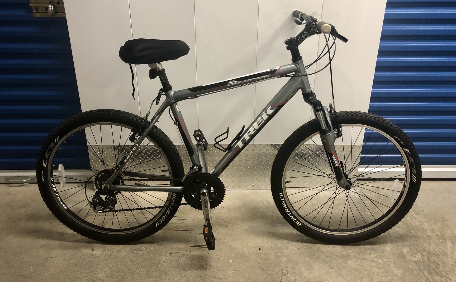 2011 TREK 3 SERIES 3500 21-SPEED MOUNTAIN BIKE. EXCELLENT CONDITION!
