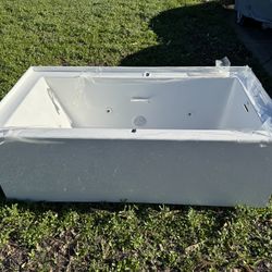 Jacuzzi luxury tub 60" x 30" Acrylic Whirlpool Bathtub for Three Wall Alcove Installation with Right Drain Model: MU31W59 chip left bottom corner 