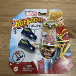 Hot Wheels Skate Captain Marvel Fingerboard & Shoes