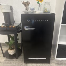 Frigidaire Vintage Style Mini Fridge 