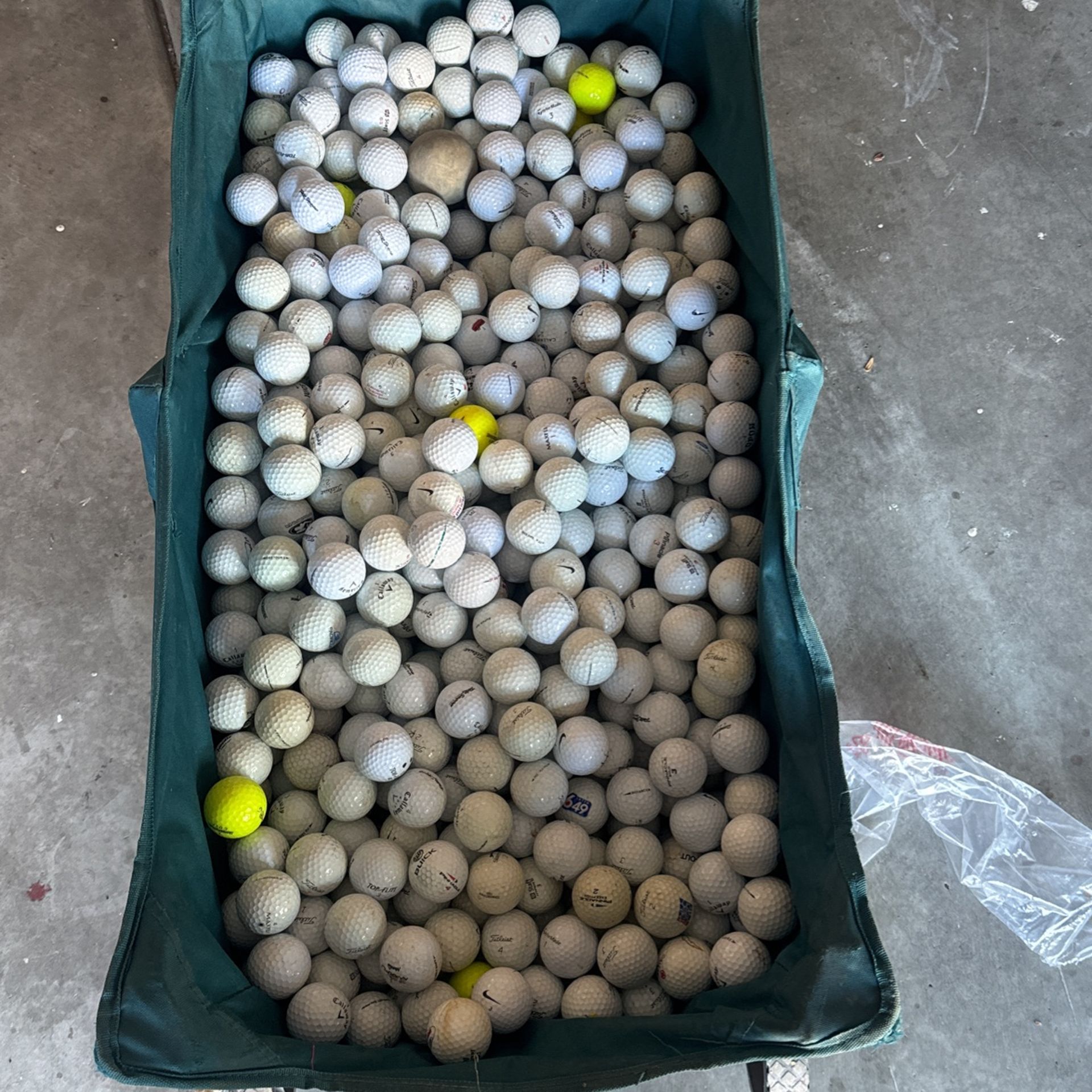 100s of Golf Balls 