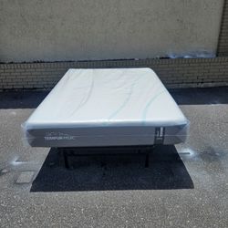 Brand New Queen Size Tempur-pedic Adapt Meduim Mattress And Box Spring In Plastic 