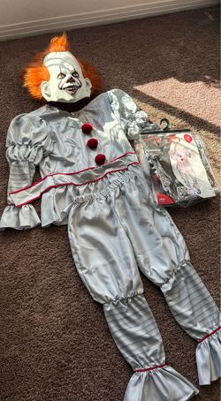 Pennywise costume like new in bag