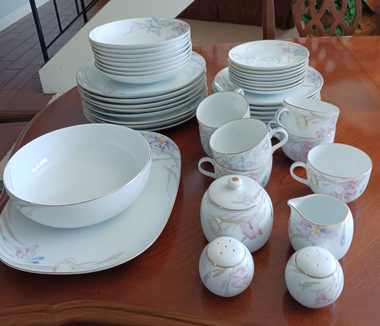 Mikasa Fine China Dinnerware, Set Of 8 Place Settings Plus Serving Pieces, 45 Pieces, Gabriele Pattern, Excellent Condition