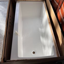 BRAND NEW- Prism 60 in. x 30 in. White Acrylic Alcove Soaking Bathtub RH- Modern Bathtub