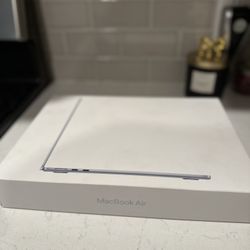 MacBook Air 13" 2025 with M4 chip, 16GB RAM and 256GB SSD.