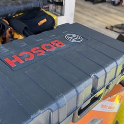 Bosch GLL3-300 360° 3-Plane Laser Level – Professional Grade