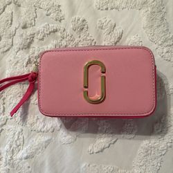 Marc Jacob’s snapshot bag in pink