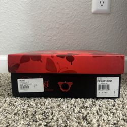 pleasers never worn 