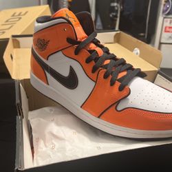 Jordan 1 Mid Turf Orange 