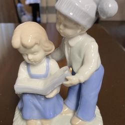 VINTAGE PORCELAIN BOY & GIRL READING FIGURINE