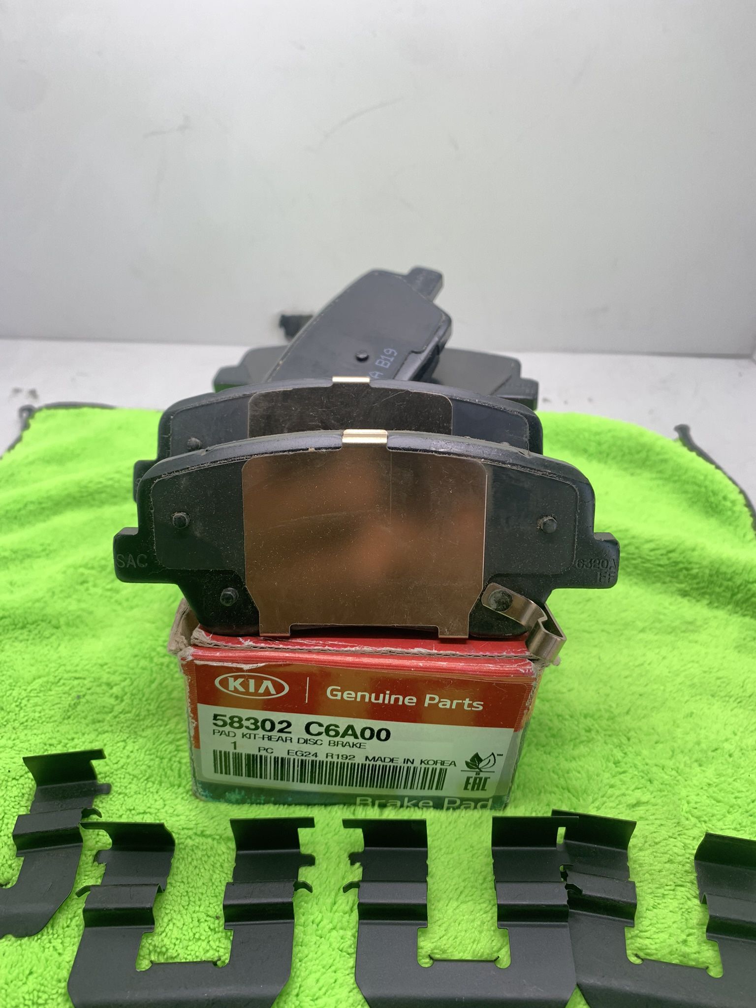 KIA O.E.M 2016 SORENTO REAR BRAKE PADS Fits 2016 KIA SORENTO for Sale