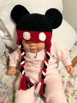 Gorrita  de Mickey Mouse para bebé no incluye  la muñeca