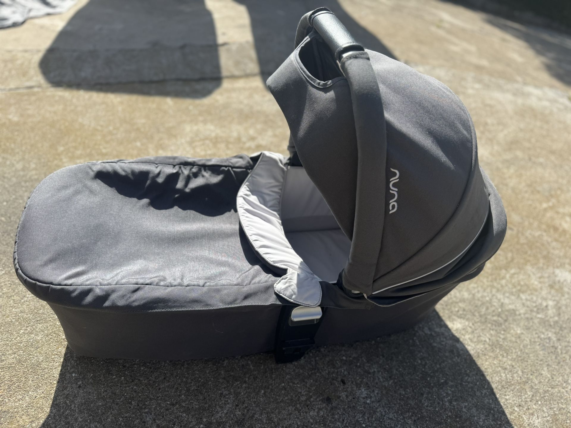 Nuna Bassinet - Excellent Condition