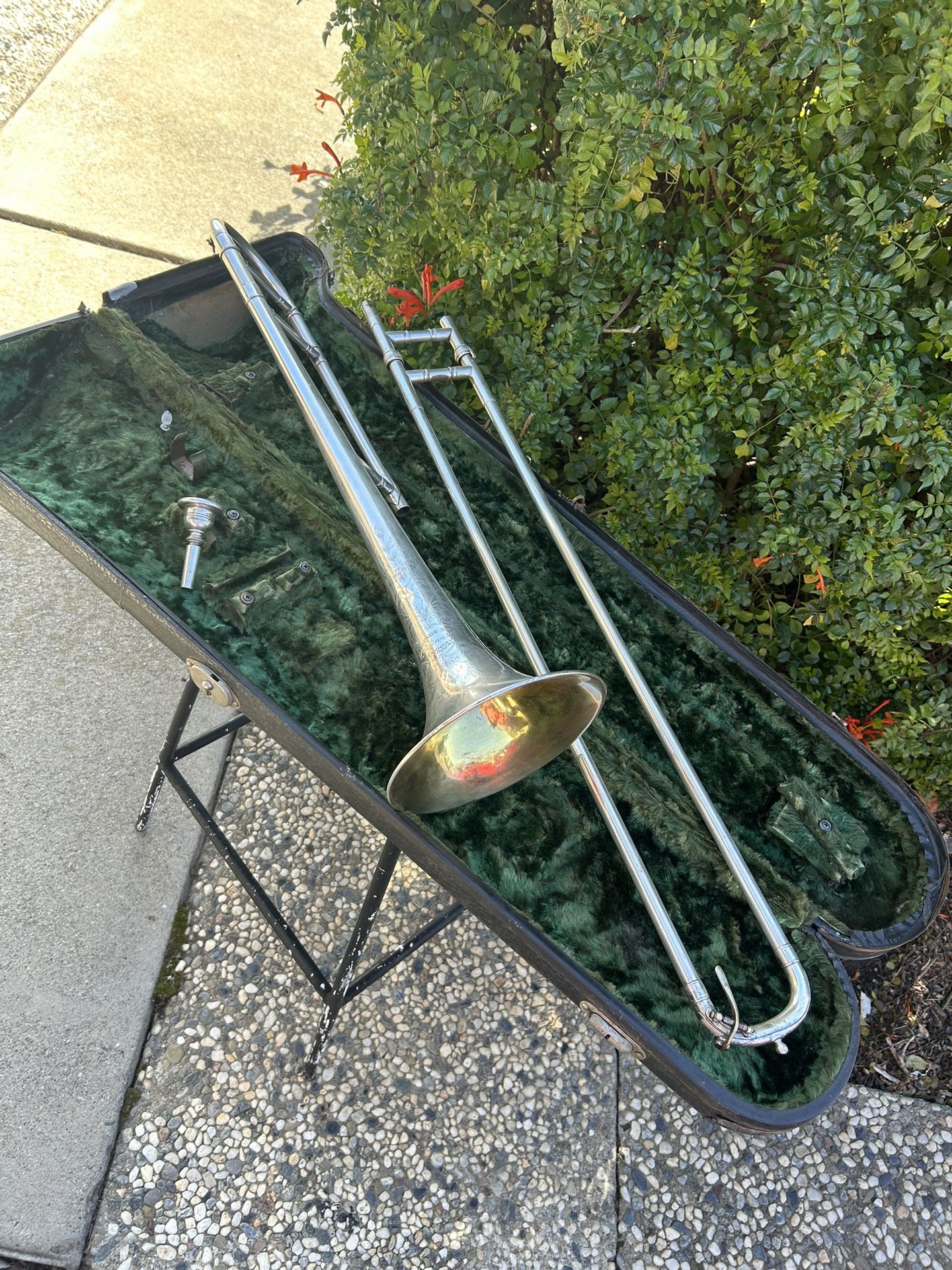 Beautiful 😻 Antique Silver Elkhart Indiana Trombone Etched w Mouthpiece