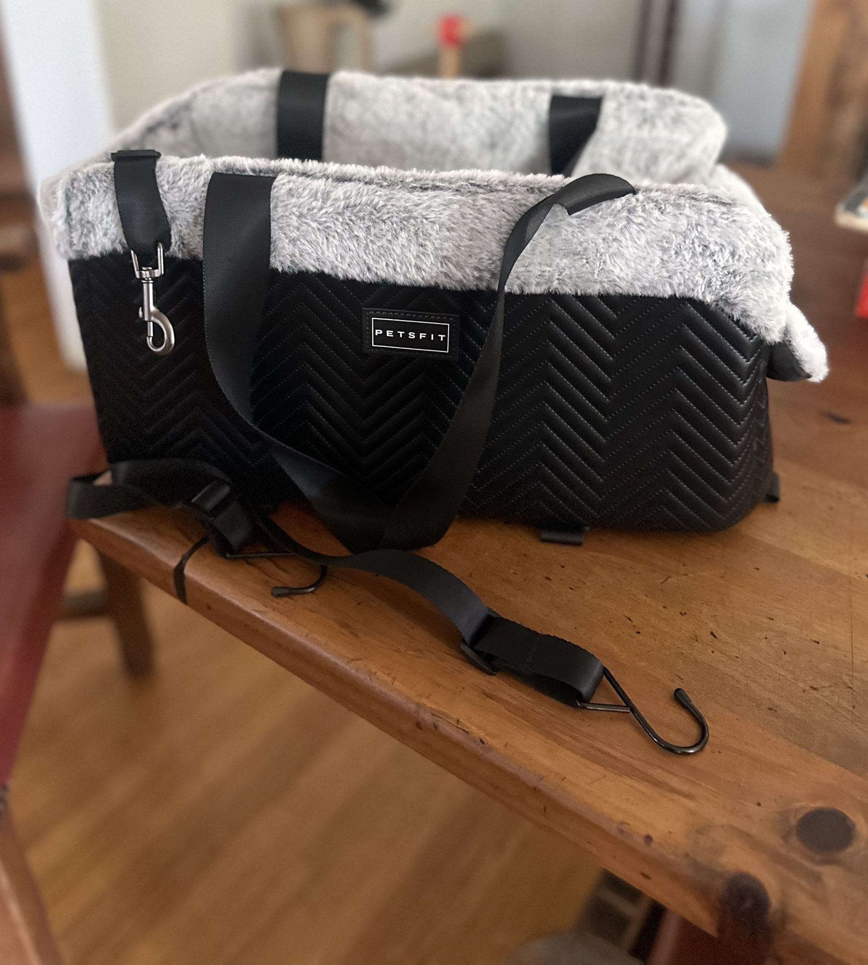 Pets fit Center Dog Car Seat With Safety Hooks Protection Is New Never Used 