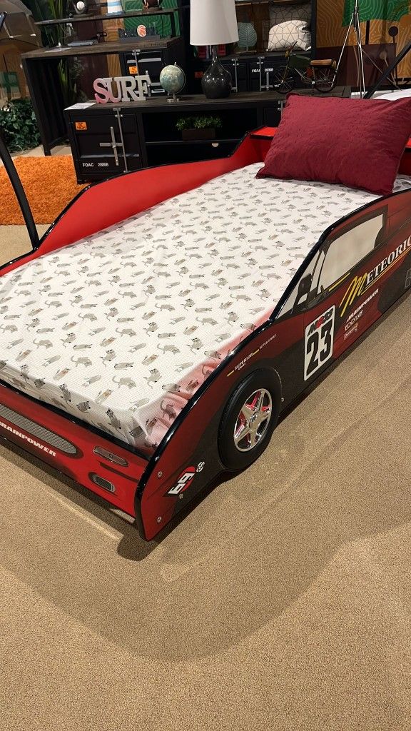 Dustrack Red Bed
Furniture of America