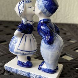 Vintage Delft Blue Kissing Dutch Boy And Girl Porcelain Hand Painted Figurine In great condition  Approx 5” x 4”