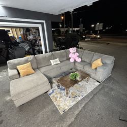 Sectional Sofa/ Couch DELIVERY AVAILABLE 