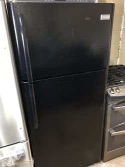 Frigidaire Top Freezer Refrigerator*Black*