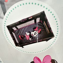 Disney Baby 3D Ultra Play Yard with Bassinet, Toy Bar & Carry Bag – Modern Minnie – Portable Infant Playpen & Travel Crib