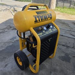 DeWALT 4.5-gallon, 200 PSI horizontal electric air compressor