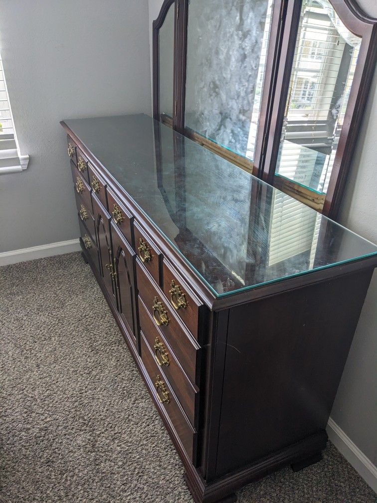 Dresser With Mirror