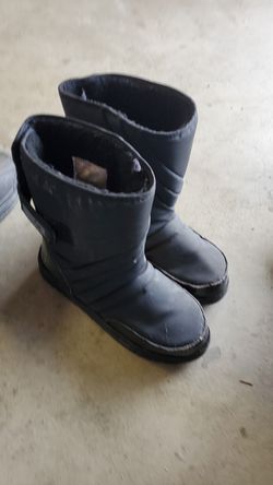 Snow boots size 8