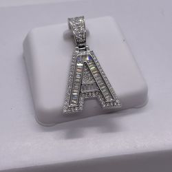 A Pendant With Italian Box Chain - Moissanite Diamonds & 925 Silver