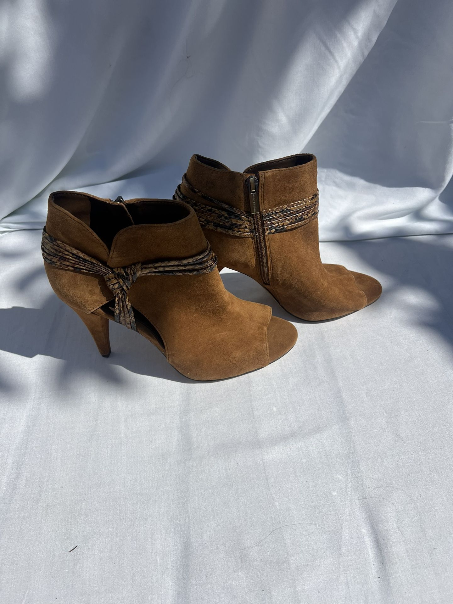 Peep Toe, Heeled, zipper, suede, ankle bootie NWOT, 9, Vince Camuto Annavay.