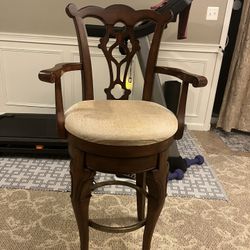 6 Wooden Bar Stool Chairs With 1 Table. 