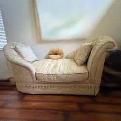 Elegant Cream Damask Chaise Lounge / Fainting Couch – Excellent Condition