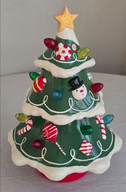READ Hallmark 10” x 5” Ceramic Musical Lighted Gumdrop Christmas Tree