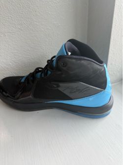 Tennis shoes