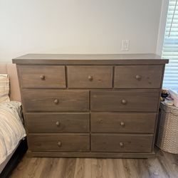 Solid Wood 8-Drawer Dresser – Excellent Condition