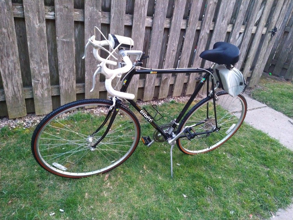 Giant Quasar Touring Road Bike Gray Condition For The Year 28- Inch 20 Speeds ,Brand New Tires XL Frame With Cannondale Tote For Storage Made USA